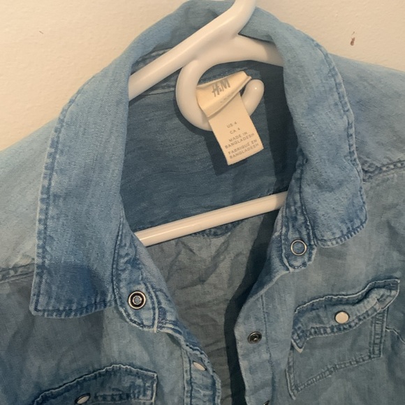 Fantastic H and M Light Blue Denim Button Up Shirt Super Stylish 😍 SZ Small/4 - Picture 4 of 10